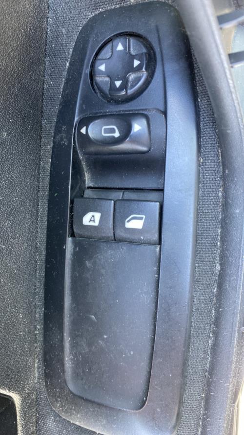 Image Interrupteur de leve vitre avant gauche - PEUGEOT 208 1