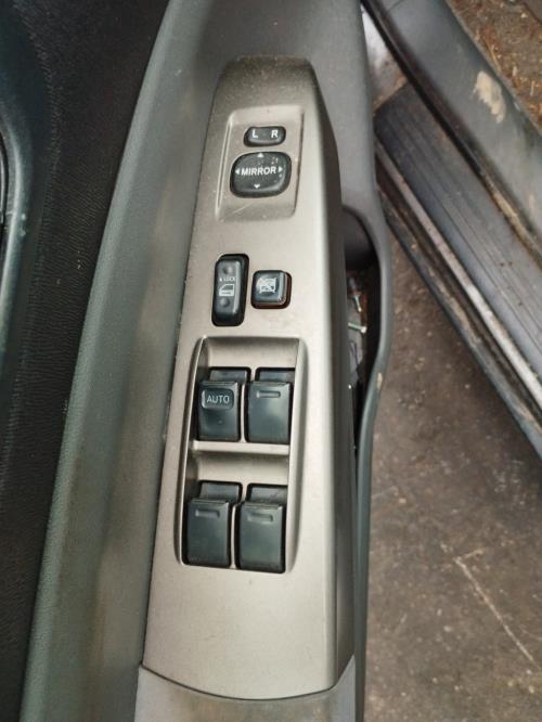 Image Interrupteur de leve vitre avant gauche - TOYOTA PRIUS 2