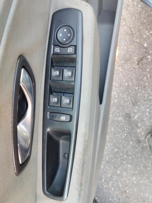 Image Interrupteur de leve vitre avant gauche - RENAULT MEGANE 3
