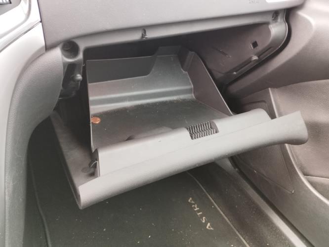 Image Boite a gants - OPEL ASTRA J