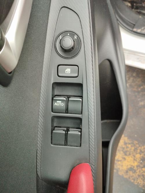 Image Interrupteur de leve vitre avant gauche - MAZDA 2 3