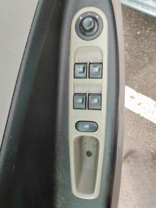 Image Interrupteur de leve vitre avant gauche - RENAULT ZOE 1