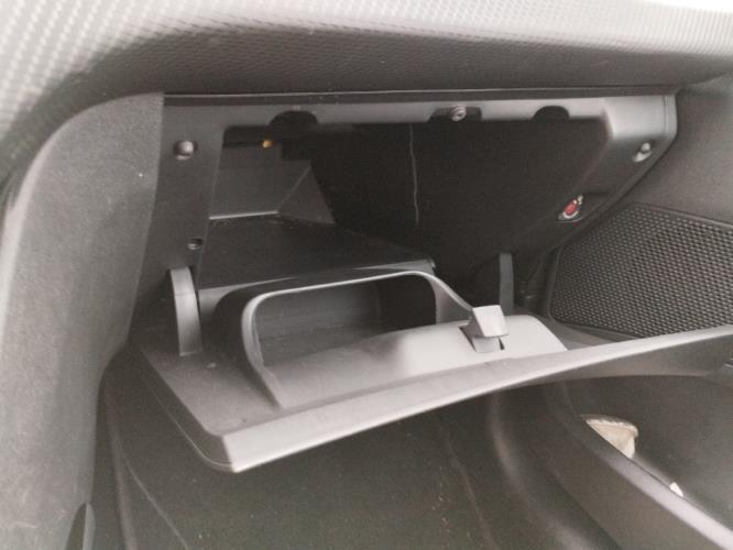 Image Boite a gants - PEUGEOT 2008 1