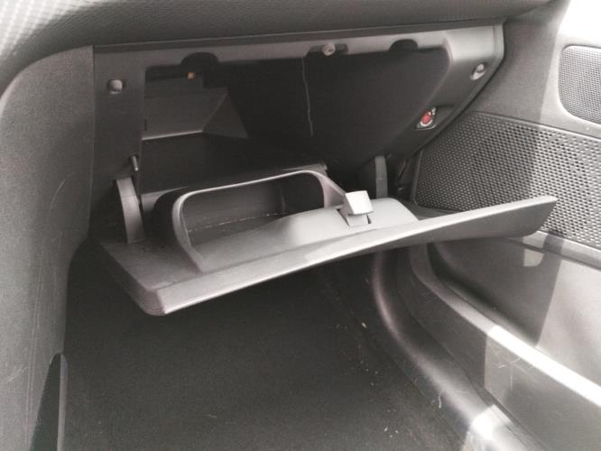 Image Boite a gants - PEUGEOT 2008 1