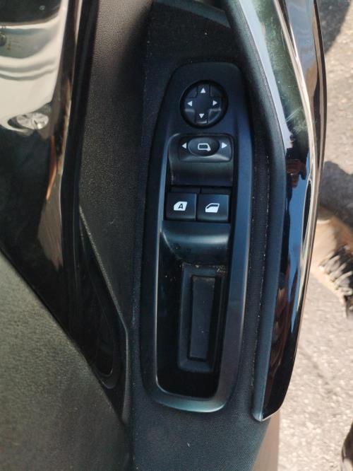 Image Interrupteur de leve vitre avant gauche - PEUGEOT 208 1