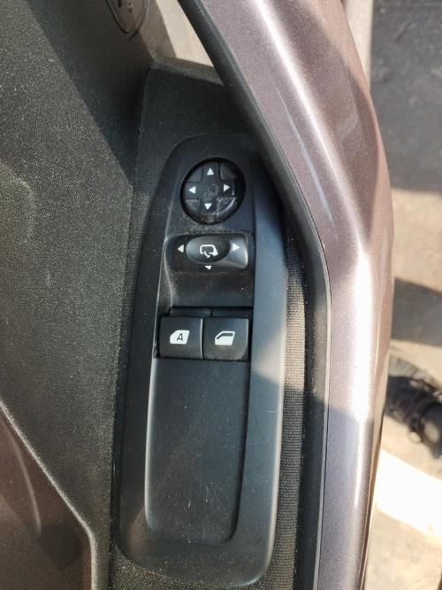 Image Interrupteur de leve vitre avant gauche - PEUGEOT 2008 1