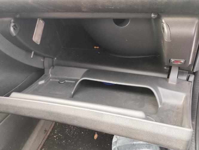 Image Boite a gants - PEUGEOT 5008 1