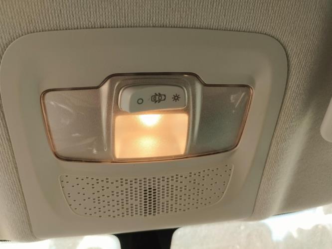 Image Eclairage de plafonnier - PEUGEOT 208 1