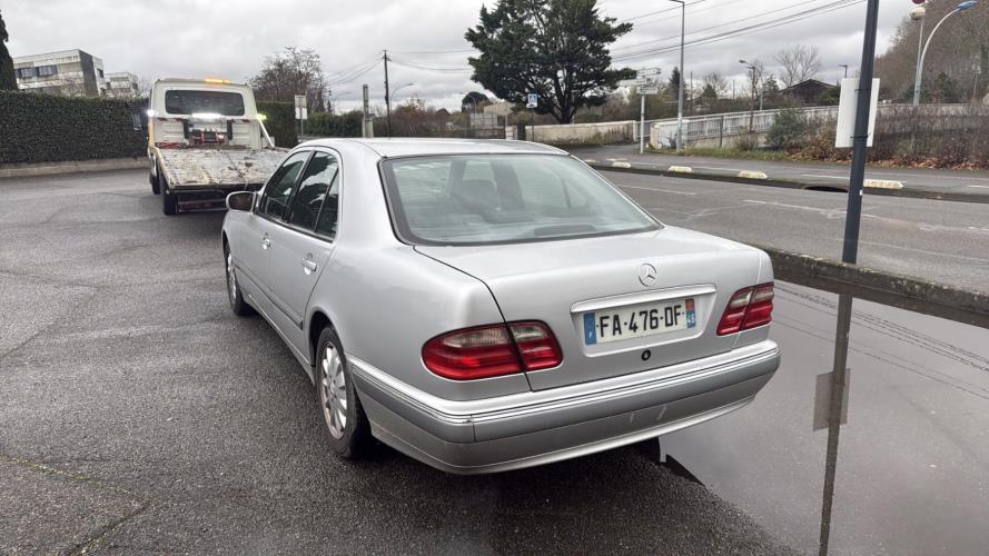 Image Moteur - MERCEDES CLASSE E 210