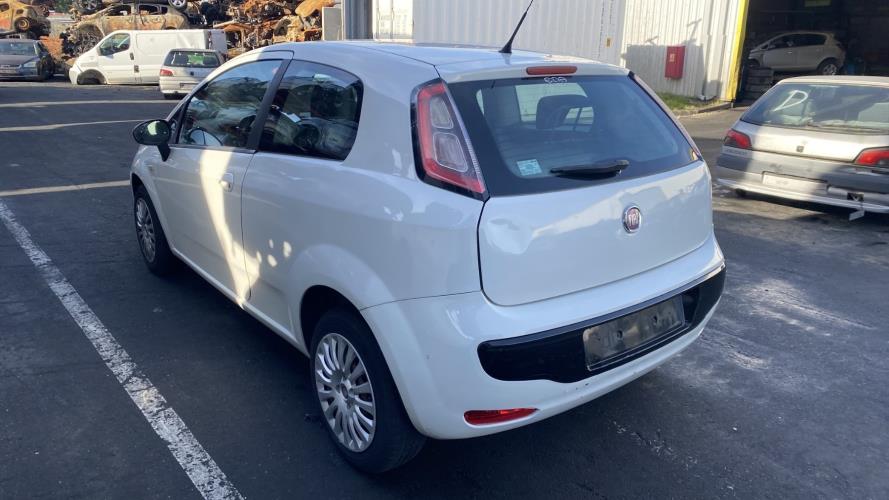 Image Pare choc arriere - FIAT PUNTO EVO 3