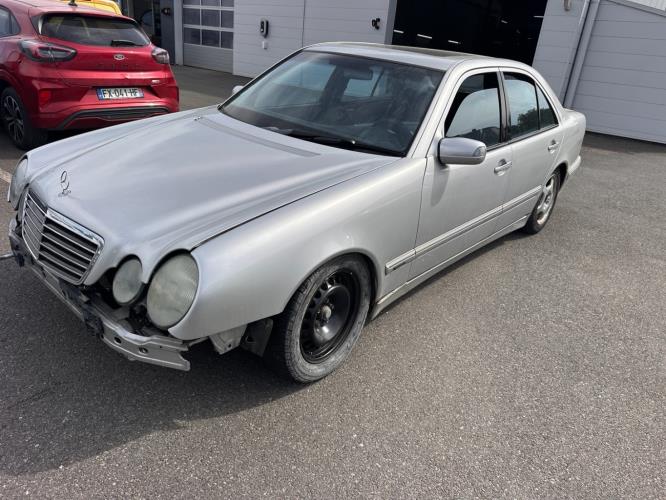Image Pare choc arriere - MERCEDES CLASSE E 210