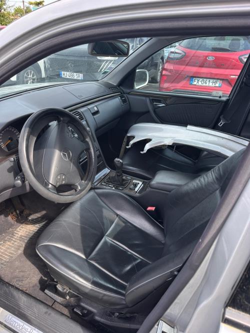 Image Pare choc arriere - MERCEDES CLASSE E 210