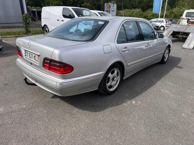 Image Pare choc arriere - MERCEDES CLASSE E 210