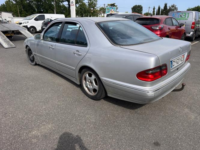 Image Pare choc arriere - MERCEDES CLASSE E 210