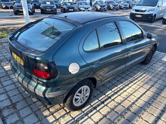 Image Feu arriere principal gauche (feux) - RENAULT MEGANE 1